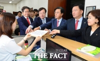 [TF포토] 방송장악 국정조사요구서 제출하는 자유한국당