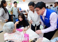 [TF포토] '식사 할까요?'…봉사활동 나선 정은지와 김용진 기재부 차관