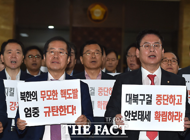 자유한국당은 전술핵 재배치 필요성을 계속해서 주장하고 있다. 국회 로텐더홀에서 피켓 시위 중인 홍준표(왼쪽) 대표와 한국당 의원들./더팩트DB