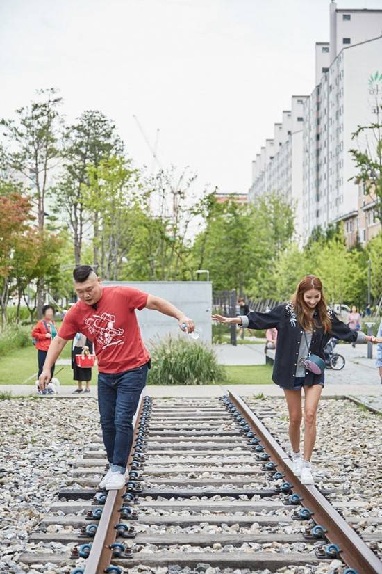 개그맨 강호동과 배우 한채영이 한끼줍쇼 촬영차 서울 마포구 연낭동을 찾아 기찻길을 걷고 잇다. /JTBC 제공