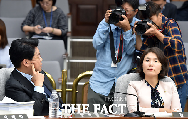 장제원 자유한국당 의원(왼쪽)이 13일 국회에서 열린 김명수 대법원장 후보자의 인사청문회에서 전희경 한국당 의원과 얘기를 나누고 있다. / 국회=이새롬 기자