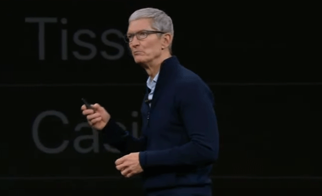 팀 쿡 애플 최고경영자(CEO)가 아이폰X의 주요 기능을 소개하고 있다. /애플 생중계 영상 갈무리