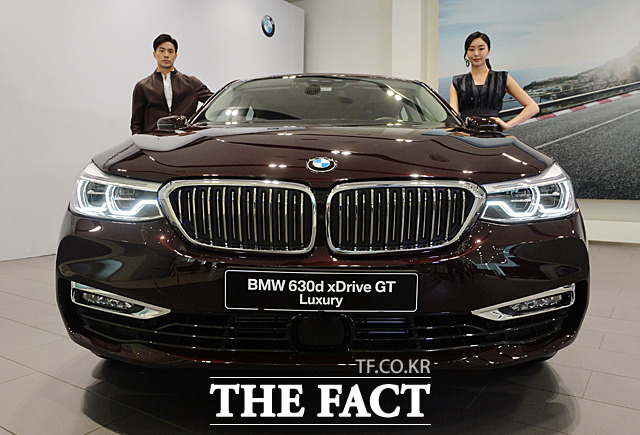 BMW 뉴 6시리즈 그란 투리스모가 13일 서울 서초동 BMW코리아 서초 전시장에서 열린 미디어 프리뷰에서 공개되고 있다.