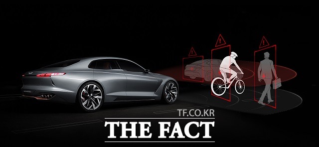 G70에는 전방에 차량과 같은 방향을 달리는 자전거와 충돌 위험이 감지되면 운전자의 차량 제동을 도와주는 전방 충돌방지 보조 기능이 국내 최초로 탑재됐다. /제네시스 제공