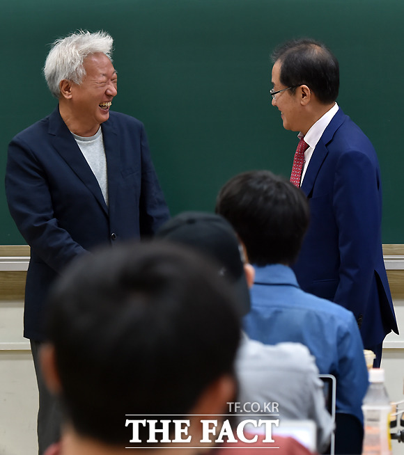 류석춘 자유한국당 혁신위원장(왼쪽) 소개로 일일 특강자로 나선 홍준표 대표