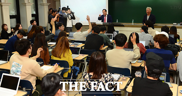 홍준표 자유한국당 대표가 13일 오전 서울 신촌 연세대학교를 찾아 사회학과 학생들을 대상으로 한 수업에 특강자로 나선 가운데, 수강생들의 질문을 받고 있다.