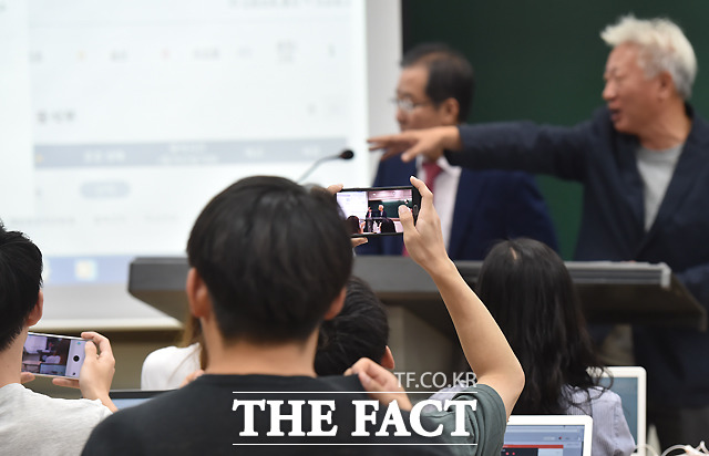 여기 저기 홍준표 찍는 학생들