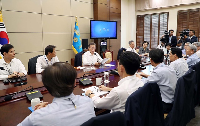 임종석 비서실장은 인사추천자문위원회를 구성해 인사시스템을 보완하고 향후 개선 의지를 피력했다. 사진은 문재인 대통령이 최근 수석·보좌관 회의를 주재한 모습./청와대 제공