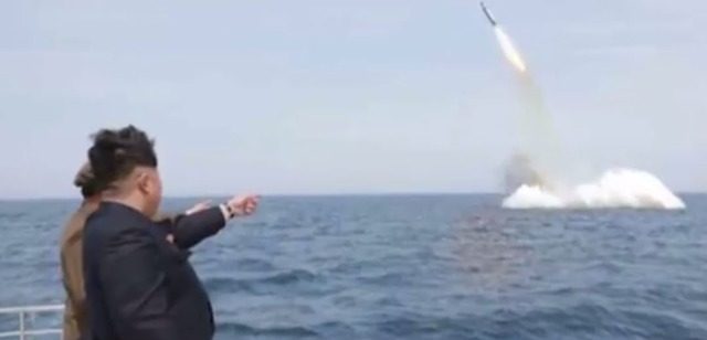 북한이 15일 일본 상공을 넘어 북태평양 해상을 향해 또다시 미사일을 발사했다./더팩트DB