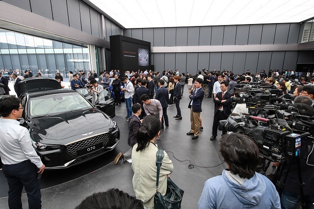 제니세스 G70 출시 행사장엔 300여 명의 내·외신 기자들이 참석하며 뜨거운 관심을 보였다.
