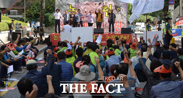 전국한우협회 농협중앙회 적폐 청산 촉구 집회가 15일 오후 서울 중구 농협중앙회 앞에서 열리고 있다.
