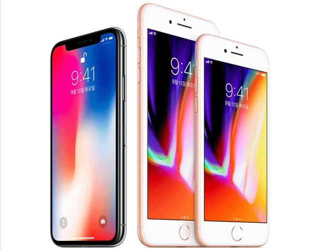아이폰X(왼쪽)과 아이폰8은 외형에서 큰 차이를 보인다. 아이폰X은 홈버튼이 사라진 베젤리스 디자인이며, 아이폰8은 전작 아이폰7과 비슷한 외형을 갖췄다. /애플 홈페이지