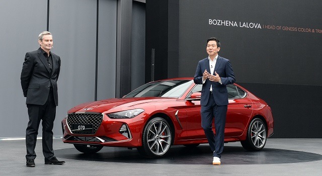 현대디자인센터장 루크 동커볼케 전무, 현대스타일링담당 이상엽 상무(왼쪽부터)가 제네시스 G70의 디자인에 대해 설명하고 있다.