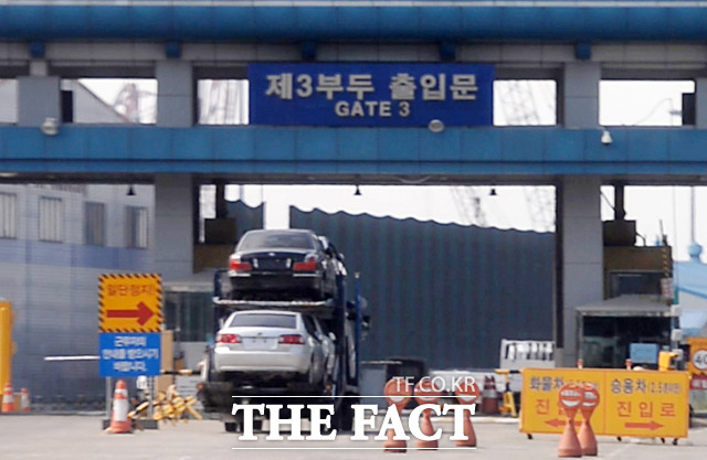 송도중고차수출단지에서 전시 됐던 차량들이 수출을 위해 인천항으로 들어서고 있다.