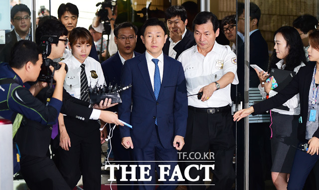 이른바 스폰서 의혹을 받는 김형준 전 부장검사는 지난달 열린 항소심에서 징역 2년 6개월을 선고한 원심을 깨고 징역 1년에 집행유예 2년을 받아 석방됐다. /배정한 기자