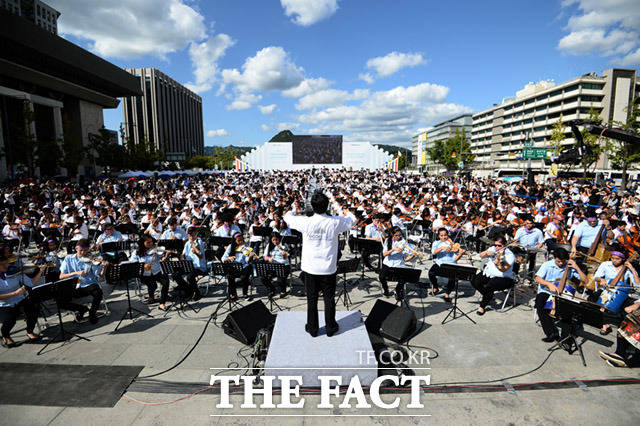 1000인의 오케스트라 공연이 17일 서울 광화문광장에서 열려 서울시 교육청 산하 435개 오케스트라 학생단원들과 파라과이의 재활용 악기 오케스트라인 카테우라 학생단원들이 함께 협연하고 있다. /임세준 기자