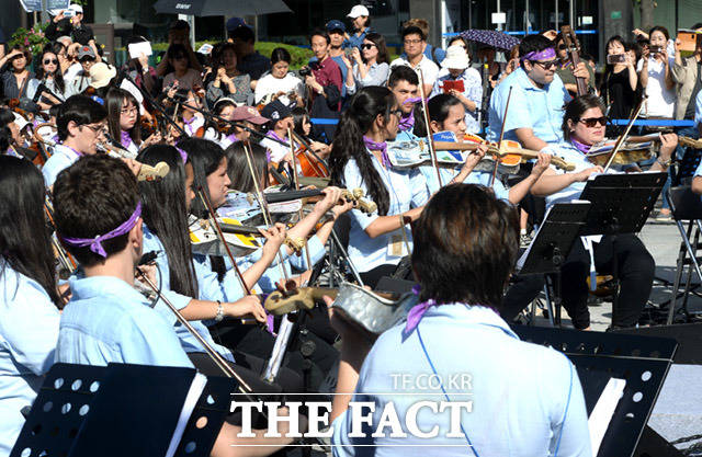 파라과이의 재활용 악기 오케스트라 카테우라 학생단원들