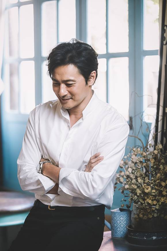 얼굴에 김이 묻은 장동건. 잘생김. 배우 장동건이 자신을 둘러싼 잘생김 이슈에 대해 이제는 못 참겠다고 말해 웃음을 유발했다. /워너브러더스코리아 제공