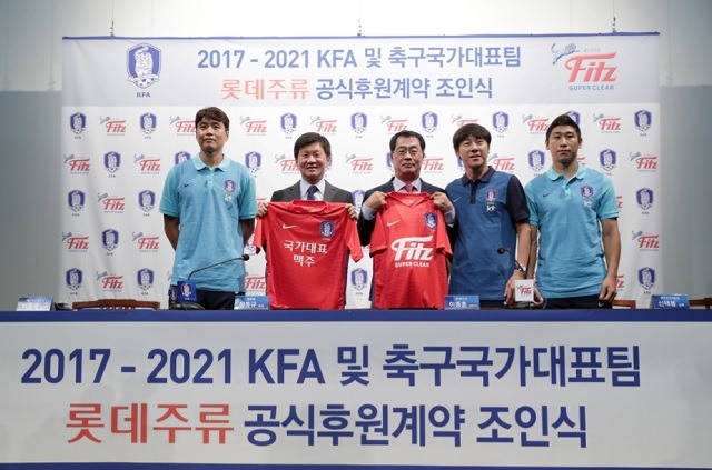 이종훈 롯데주류 대표이사(왼쪽에서 두 번째)와 정몽규 대한축구협회 회장(오른쪽에서 두 번째)이 롯데주류, 대한축구협회 공식 후원식에서 포즈를 취하고 있다. /롯데주류 제공