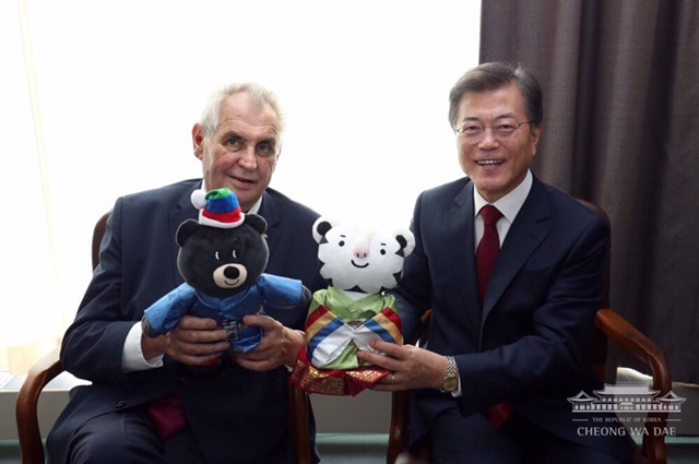 문재인(오른쪽) 대통령은 밀로쉬 제만 체코 대통령에게 평창 동계올림픽 마스코트인 반다비, 수호랑 인형을 선물했다./청와대 페이스북