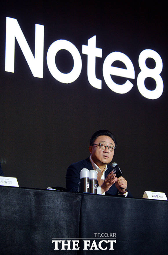 삼성전자가 갤럭시노트8 출시를 통해 고전하고 있는 중국 시장에서 반등할 수 있을지 주목된다. 사진은 고동진 삼성전자 무선사업부장(사장). /이덕인 기자