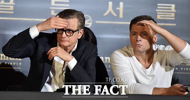 영화 킹스맨: 골든 서클의 주연 배우 콜린 퍼스(왼쪽)과 테런 애저튼이 21일 오전 서울 용산 CGV에서 열린 기자간담회에 참석해 취재진을 바라보고 있다.