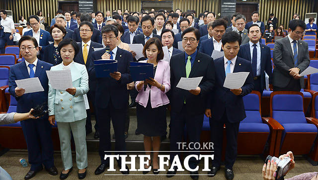 김명수 임명동의안 표결 앞두고 야당의원들에 호소하는 더불어민주당 의원들.