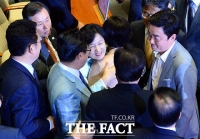 [TF포토] 김명수 대법원장 인준안 가결, '기쁨에 포옹하는 추미애 대표'