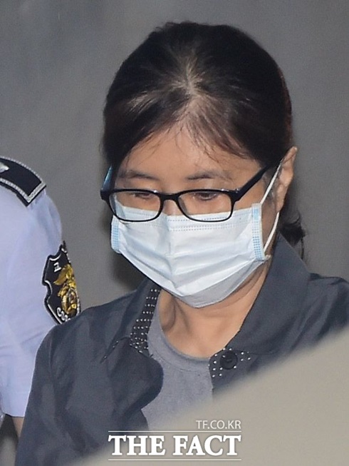 최순실 씨가 지난 8월 1일 오전 서울중앙지방법원에서 열린 공판에 출석하기 위해 호송차에서 내려 법정으로 향하고 있다. /배정한 기자