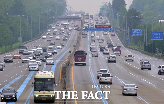 벌초와 성묘·나들이 차량이 몰리면서 23일 전국의 고속도로는 곳곳에서·정체 현상이 나타나고 있다. /더팩트DB