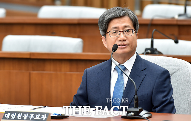 안철수 대표와 김명수 대법원장은 부산고 동문이다. 안 대표는 학연 때문에 오해를 받을 수 있어서 입장을 밝히지 않았다고 해명했다. 사진은 지난 13일 여의도 국회에서 인사청문회에 참석한 김 대법원장. /국회=이새롬 기자