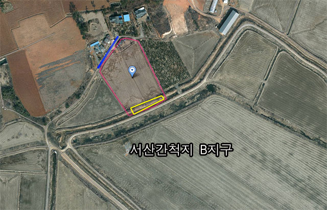서산간척지 B지구와 맞닿아 있는 김 씨의 땅(빨간색 선). 현대건설의 수로(노란색 선)가 김 씨의 땅 안쪽에 있다. 현대건설은 포락선(파란색 선)이 김 씨의 땅 전체를 포함한다고 주장하고 있다. /다음 스카이뷰