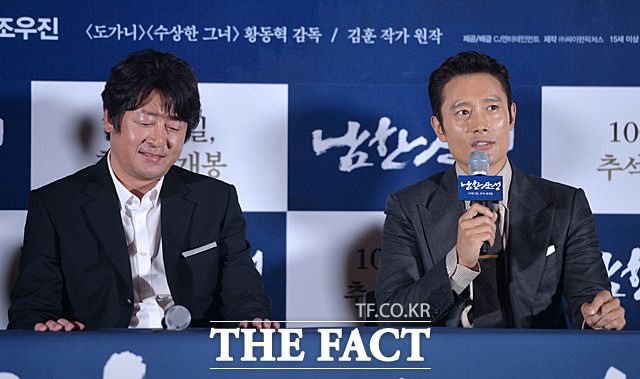 두 충신을 연기한 김윤석(왼쪽)과 이병헌