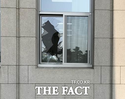 25일 새벽 4시께 20대 남성이 던진 돌에 정우택 한국당 원내대표실의 유리창이 깨졌다./국회=이원석 기자