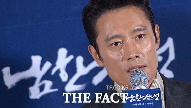 배우 이병헌이 25일 서울 CGV용산점에서 열린 영화 남한산성 언론시사회에서 취재진의 질문에 답하고 있다.