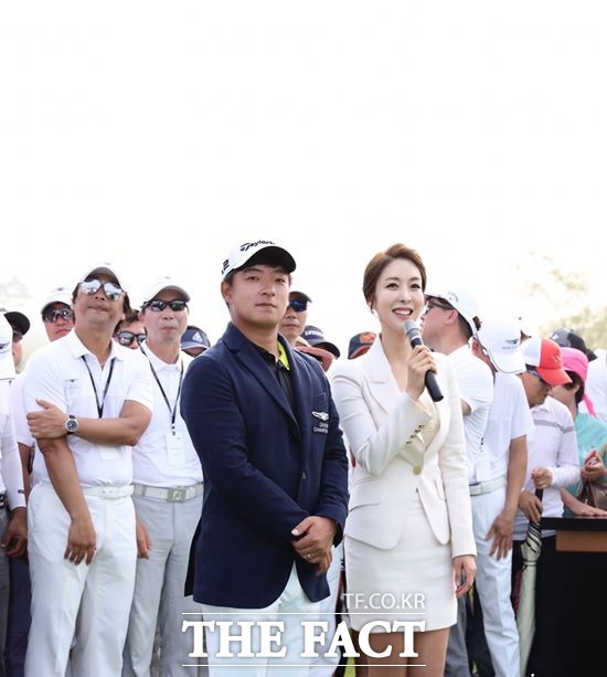 김승혁(왼쪽)은 김미영 아나운서의 진행으로 펼쳐진 시상식에서 2주 전에 태어난 딸이 행운을 가져다 준 것 같다며 미소를 지었다. /더팩트 DB