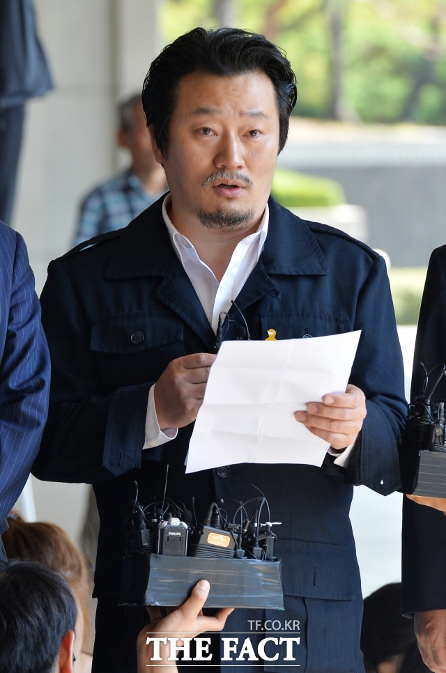 [더팩트 | 이덕인 기자] 영화 김광석을 연출한 이상호 감독 겸 기자가 고 김광석의 딸 서연 양의 타살 의혹 사건 재수사 고발장을 제출하기 위해 21일 오전 서울중앙지방검찰청에 도착해 기자회견을 갖고 있다. thelong0514@tf.co.kr
사진기획팀 photo@tf.co.kr