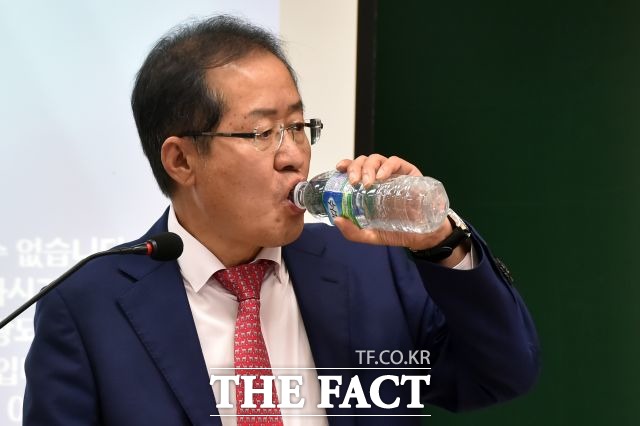 청와대는 27일 오후 7시 홍준표 자유한국당 대표를 제외한 여야 4당 대표 회동을 추진키로 했다./더팩트DB