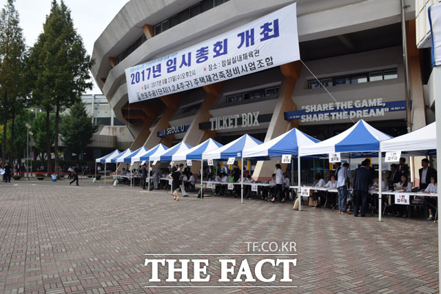 서울 서초구 반포주공1단지 재건축 시공사 선정을 위한 투표가 27일 오후 잠실체육관에서 열렸다. 조합원들이 투표장에 들어서고 있다. /잠실=장병문 기자