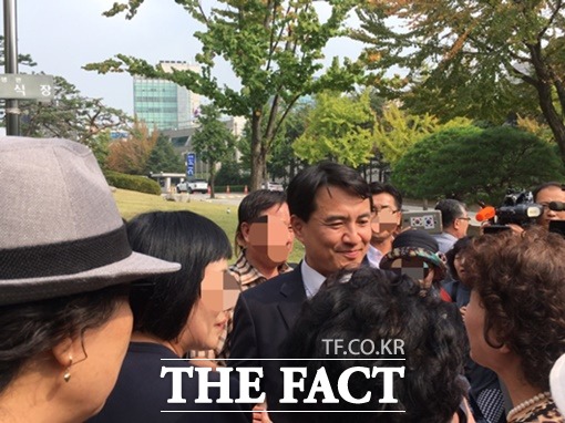 공직선거법 위반 혐의로 기소된 자유한국당 김진태 의원이 27일 열린 항소심에서 무죄를 선고받은 가운데 검찰이 대법원에 상고를 할지 여부가 주목된다. /김소희 기자