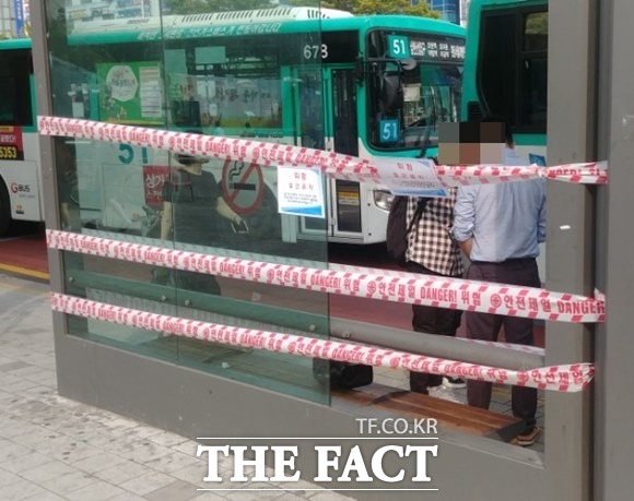 26일 발생한 분당 야탑역 벤츠 만취 음주운전 사고 여파로 버스정류장의 유리창이 파손돼 버스를 기다리는 시민들이 불편을 겪고 있다. /야탑역=박대웅 기자