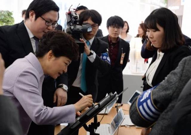 박근혜 정부에서 창조경제 대표 기업으로 주목받은 아이카이스트의 김성진(사진 왼쪽 첫번째) 대표가 27일 실형을 받았다. 사진은 2013년 11월 29일 박근혜 전 대통령이 대전 카이스트를 방문해 김 대표의 설명을 들으며 터치스크린을 시연해보고 있는 모습. / 서울신문 제공