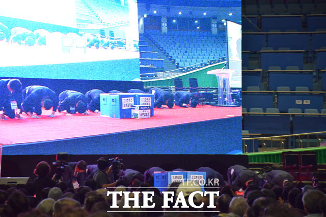 정수현 현대건설 사장을 비롯해 현대건설 관계자들이 조합원들에게 지지를 호소하며 큰 절을 하고 있다.