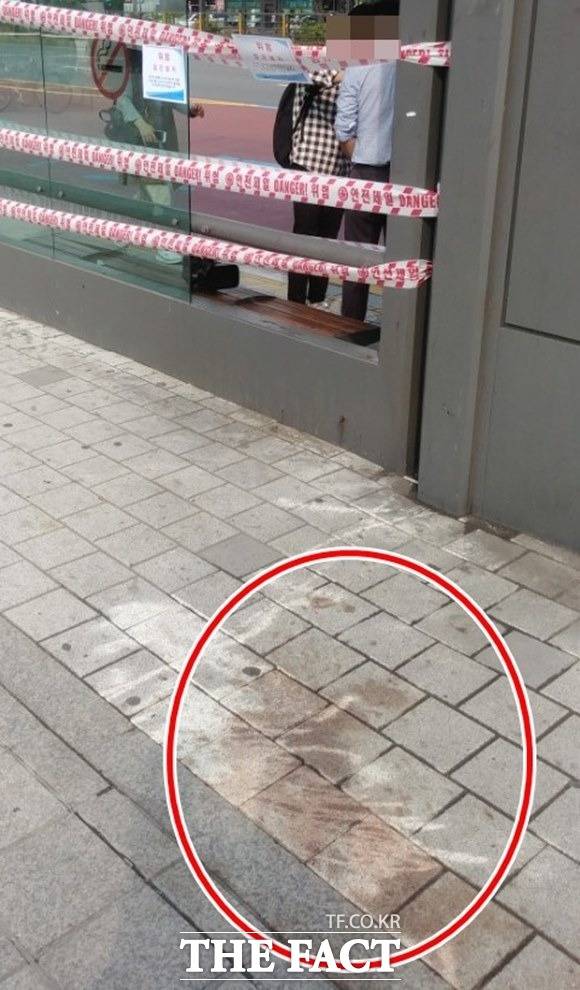 26일 오후 11시39분 경기도 성남시 야탑역 인근 버스정류장에서 발생한 만취 음주운전으로 버스를 기다리던 시민 4명 중 1명이 중상, 3명이 경상을 입었다. 핏자국으로 보이는 흔적이 사고 당시 처참함을 보여주고 있는 모습이다. /야탑역=박대웅 기자