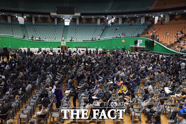 GS건설과 현대건설의 홍보가 끝난 뒤 시공사 선정을 위한 임시총회가 열렸다. 조합원들이 총회에 귀를 기울이고 있다.