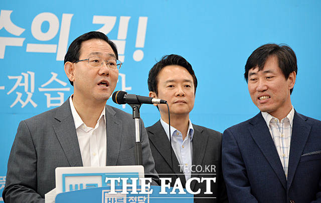 바른정당과 한국당의 통합 움직임이 활발한 가운데 바른정당은 당 분열 조짐도 보인다. /국회= 문병희 기자