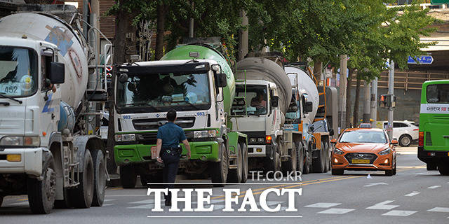 지난달 8일 서울 금천구 가산동의 편도 1차선 도로…갓길에 줄 선 대형 트럭들