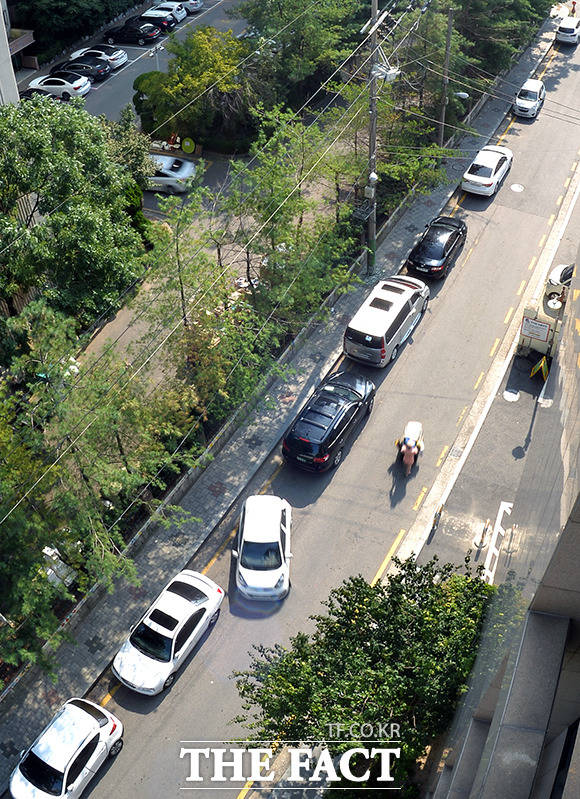 지난달 9일 서울 가산동의 좁은 도로, 줄지어 있는 불법 주차 차량들