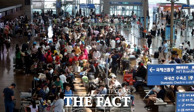 인천공항공사는 올 추석연휴 195만여 명이 인천국제공항을 이용해 국외를 오간 것으로 관측했다. /더팩트DB