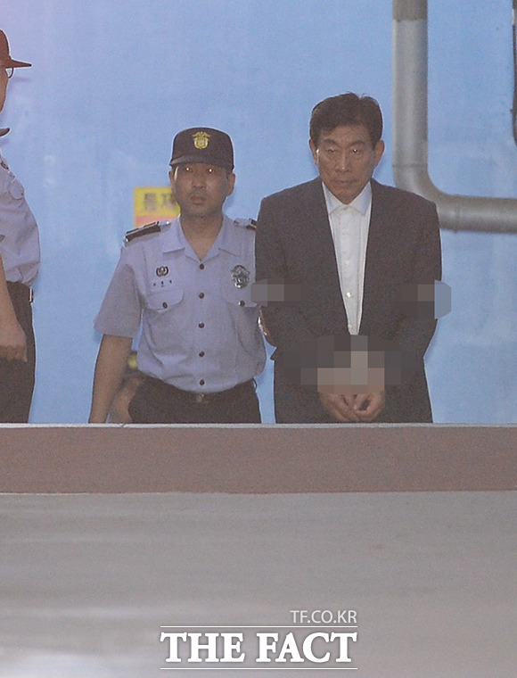 원세훈(오른쪽) 전 국정원장은 댓글 부대를 동원한 정치개입 혐의 등으로 징역 4년과 자격정지 4년을 선고받았다. /임세준 기자